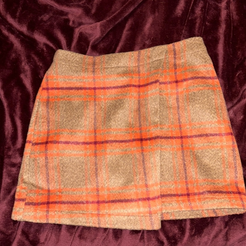 NWOT Plaid skirt || medium zip up but runs small